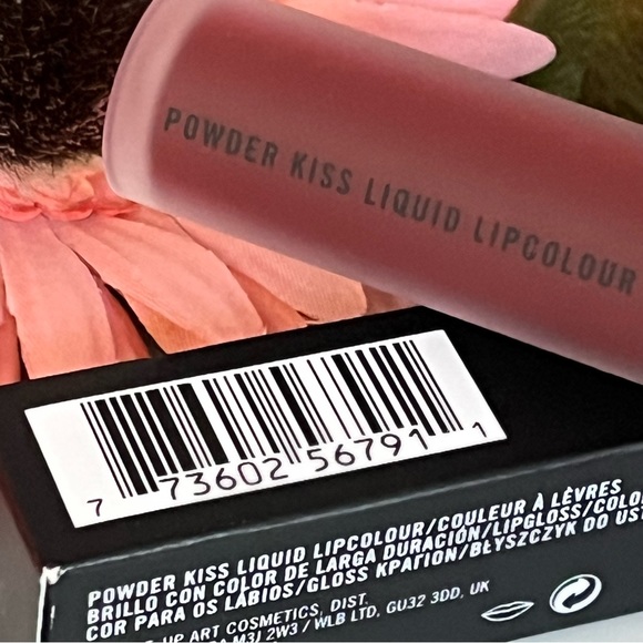 MAC Powder Kiss Liquid Lipcolour MAKE LOVE TO THE CAMERA 994 - Picture 9 of 12